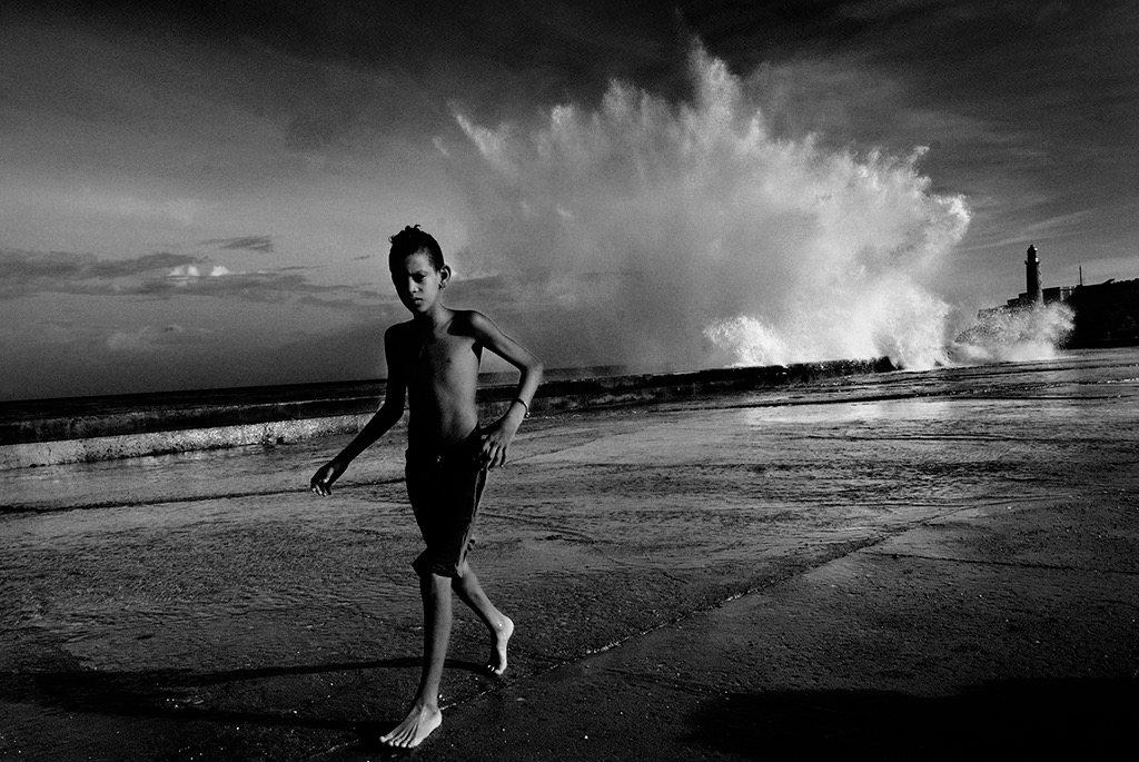 home Dancing with the waves, a spectacle that brings the cool wind to the Malecón